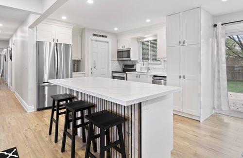 Amherstburg House | Luxurious and Cheerful House in Monopoly Subdivision