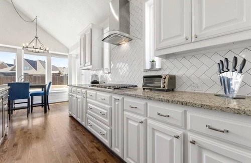 Tarrant County House | Luxurious and Spacious 5-bedroom house in fantastic Grand Prairie. King beds!
