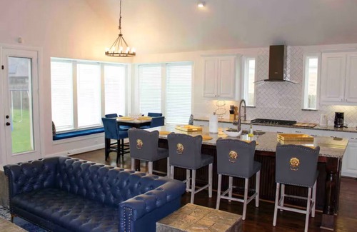 Tarrant County House | Luxurious and Spacious 5-bedroom house in fantastic Grand Prairie. King beds!