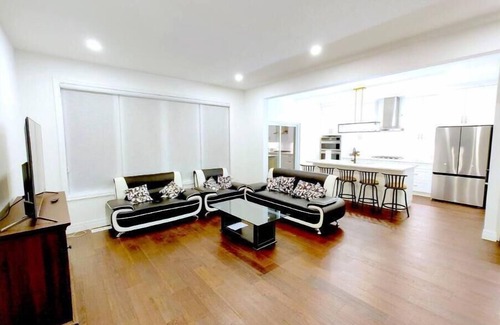 Ilderton House | Luxurious and Spacious Home