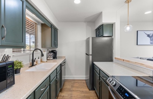 East Bank Condo | Luxurious and Vibrant Condo by the Stadium - Gorgeous Views!