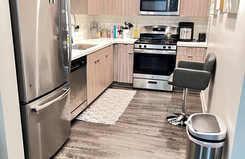 Glendale Apartment | Luxurious Apartment/Resort Style/King Bed/Glendale