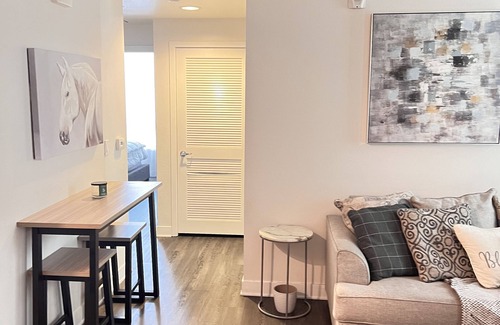 Glendale Apartment | Luxurious Apartment/Resort Style/King Bed/Glendale