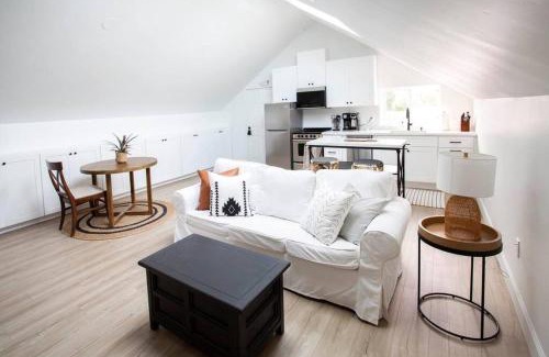 Loma Portal House | Luxurious, Beautiful, Modern, King Bed