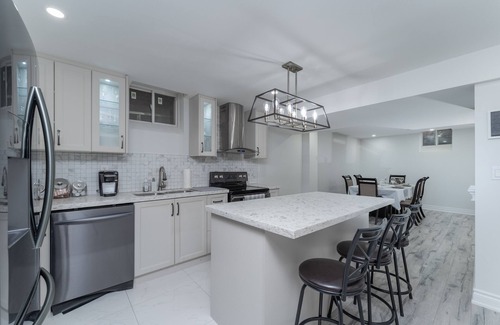 Markham Apartment | Luxurious Bright Basement Apartment!