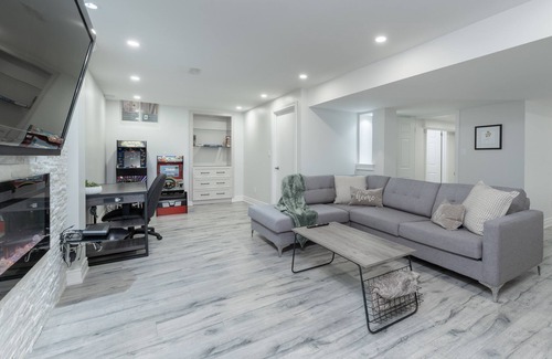 Markham Apartment | Luxurious Bright Basement Apartment!