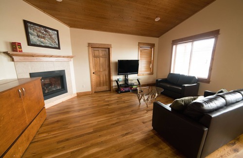 Emigrant Cabin | Luxurious cabin on the Yellowstone River with Pond, Five Miles from Chico