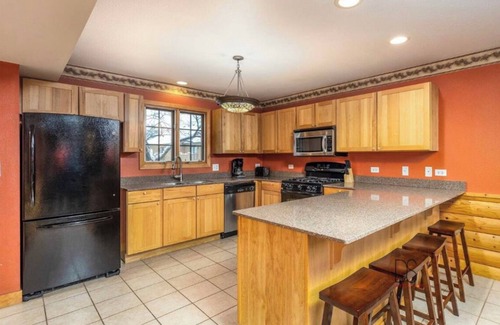 Oglesby House | Luxurious Cabin Villa Getaway