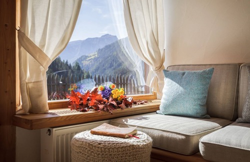 La Valle Ski Chalet | Luxurious Chalet with Jacuzzi, Dreamlike Interior, Wi-Fi and Garden