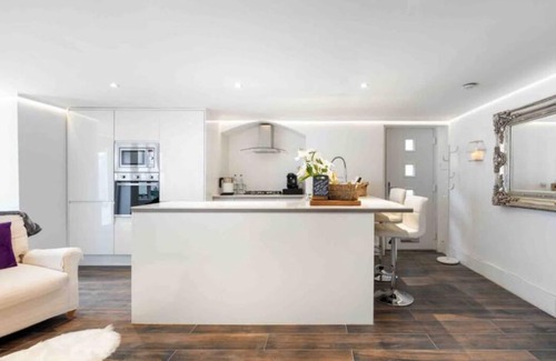 Redbridge Apartment | Luxurious & Cosy, 1 Bedroom Apartment with Parking & Private Terrace