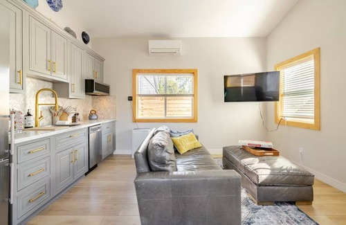 Folsom Cottage | Luxurious cottage in Historic Old Town Folsom with WiFi, AC