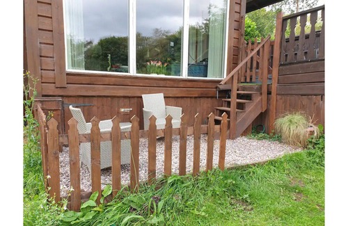 Horton House | Luxurious couples Peak District lodge, hot tub, 3 mins to lake