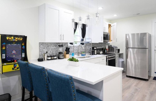 Little Village Apartment | Luxurious, Cozy Beauty 10 min from Downtown Chicago