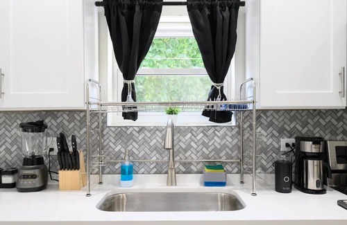 Little Village Apartment | Luxurious, Cozy Beauty 10 min from Downtown Chicago