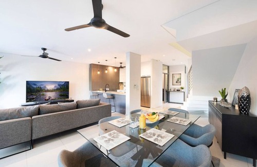 Fannie Bay Apartment | Luxurious & Cozy Retreat ~ Pool ~ Office ~ Parking