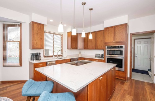 Loveland House | Luxurious Dream Home – For 10!