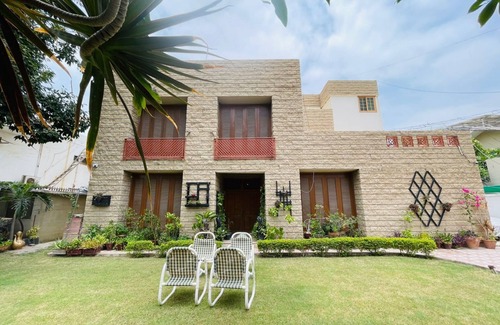 Clifton House | Luxurious Dream House and Event Lawn