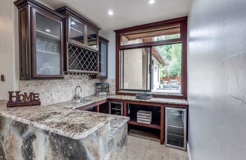 Irving House | Luxurious Expansive 4-Bedroom House Perfect For Family