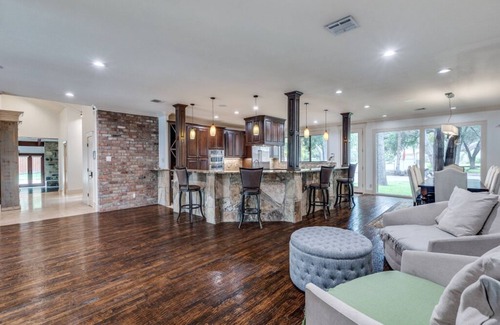 Irving House | Luxurious Expansive 4-Bedroom House Perfect For Family