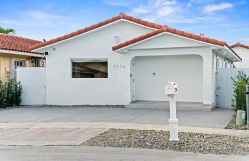 Hialeah House | Luxurious Family Escape