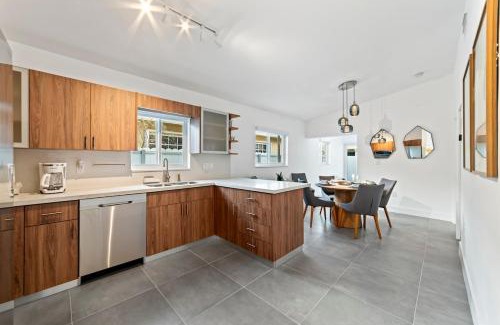 Hialeah House | Luxurious Family Escape
