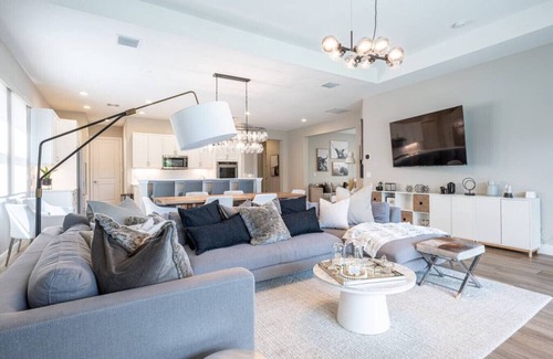 Parkland House | Luxurious Family Home - Spacious Kitchen & BBQ
