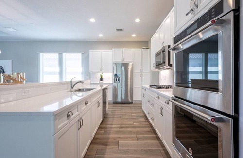 Parkland House | Luxurious Family Home - Spacious Kitchen & BBQ