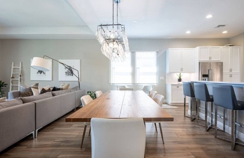 Parkland House | Luxurious Family Home - Spacious Kitchen & BBQ