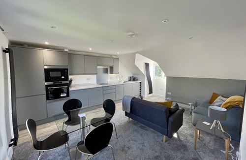 Shottery Apartment | Luxurious 1 bed top floor apartment with parking