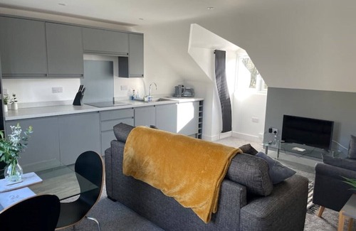 Shottery Apartment | Luxurious 1 bed top floor apartment with parking