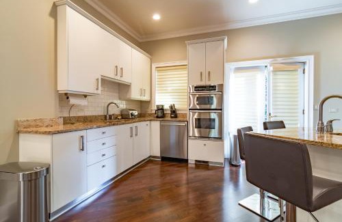 Near North Side Villa | Luxurious Gold Coast 4BR 4-Story Villa with Parking Sleeps 12 Guests