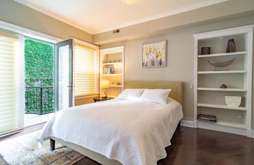 Near North Side Villa | Luxurious Gold Coast 4BR 4-Story Villa with Parking Sleeps 12 Guests