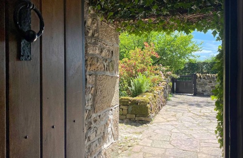 Fence House | Luxurious Grade II listed Country Farmhouse sleeping up to 12 guests