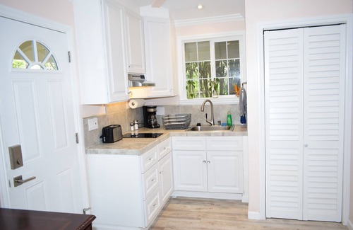 Saratoga Cottage | Luxurious Guesthouse Cottage in Saratoga- Upscale area.