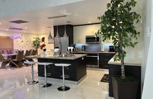 Florida Gardens House | Luxurious House in Palm Beach, Pool and hot tub only 45 minutes to the worldcup