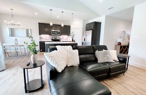 Abilene House | Luxurious King Bed + Hot Tub + Garage - Dreamhouse Abilene Sleeps 10! By G4ther
