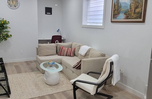 Northwest Edmonton Apartment | Luxurious Kinglet Guest Suite Near WEM