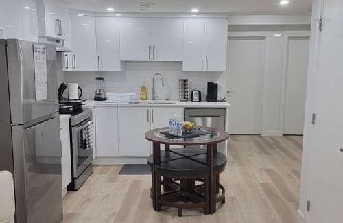 Northwest Edmonton Apartment | Luxurious Kinglet Guest Suite Near WEM