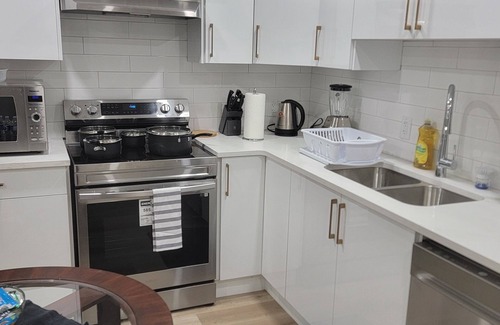 Northwest Edmonton Apartment | Luxurious Kinglet Guest Suite Near WEM
