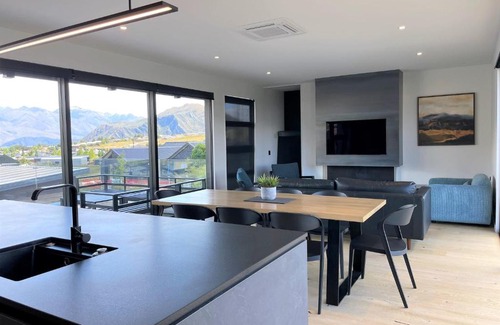 Wanaka House | Luxurious Lake and Alpine Views