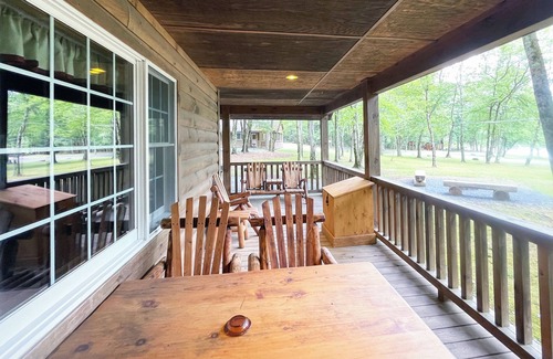 Reeders Cabin | Luxurious Lake View Log Cabin with Fire Pit in the Poconos