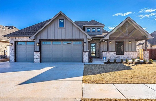 Mustang House | Luxurious Living in Mustang - Executive style home, great for families!