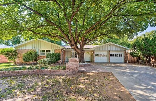 Lubbock Cottage | Luxurious Lubbock Home: Fire Pit, Outdoor TV!