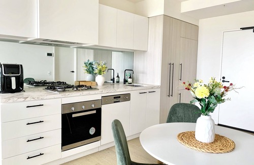 Clayton Apartment | Luxurious M-City Retreat 2 Queen Beds, Mountain Views, Pool,BBQ,Tennis, &Parking
