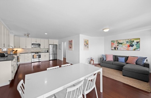 Bayview House | Luxurious Master Suite-Private deck, stunning view