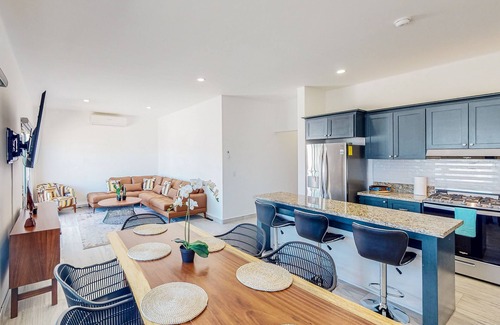 El Tezal Apartment | Luxurious mountain-view apartment close to the sea with rooftop sunset views