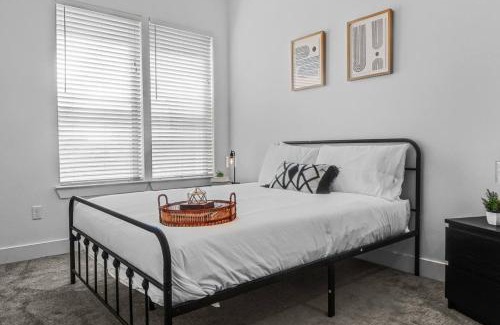 West Oak Hill Apartment | Luxurious New Unit 2Bd2Ba Pool, Golf Sim
