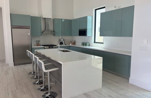 Alice Town House | Luxurious Oceanfront 8 bedroom 12 bed Estate with private beach - Bimini Bahamas
