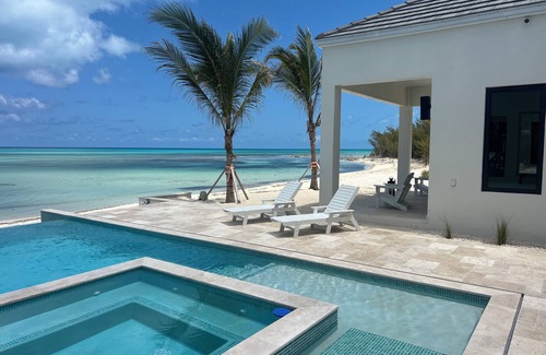 Alice Town House | Luxurious Oceanfront 8 bedroom 12 bed Estate with private beach - Bimini Bahamas