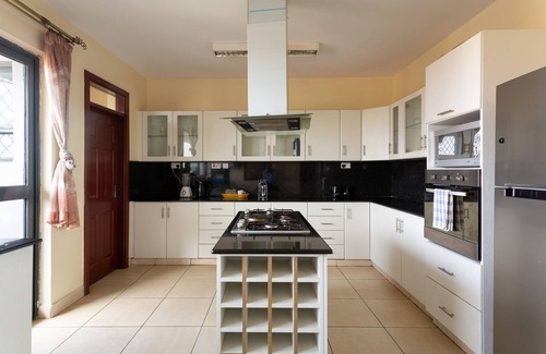 Kilimani Apartment | LUXURIOUS PENTHOUSE W/City View near Yaya Mall